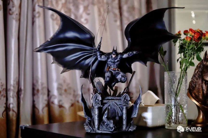 【蝙蝠俠：阿卡姆騎士】聖誕開箱了《阿卡姆》系列遊戲授權的這個蝙蝠俠雕像，感受了一下高性價比！