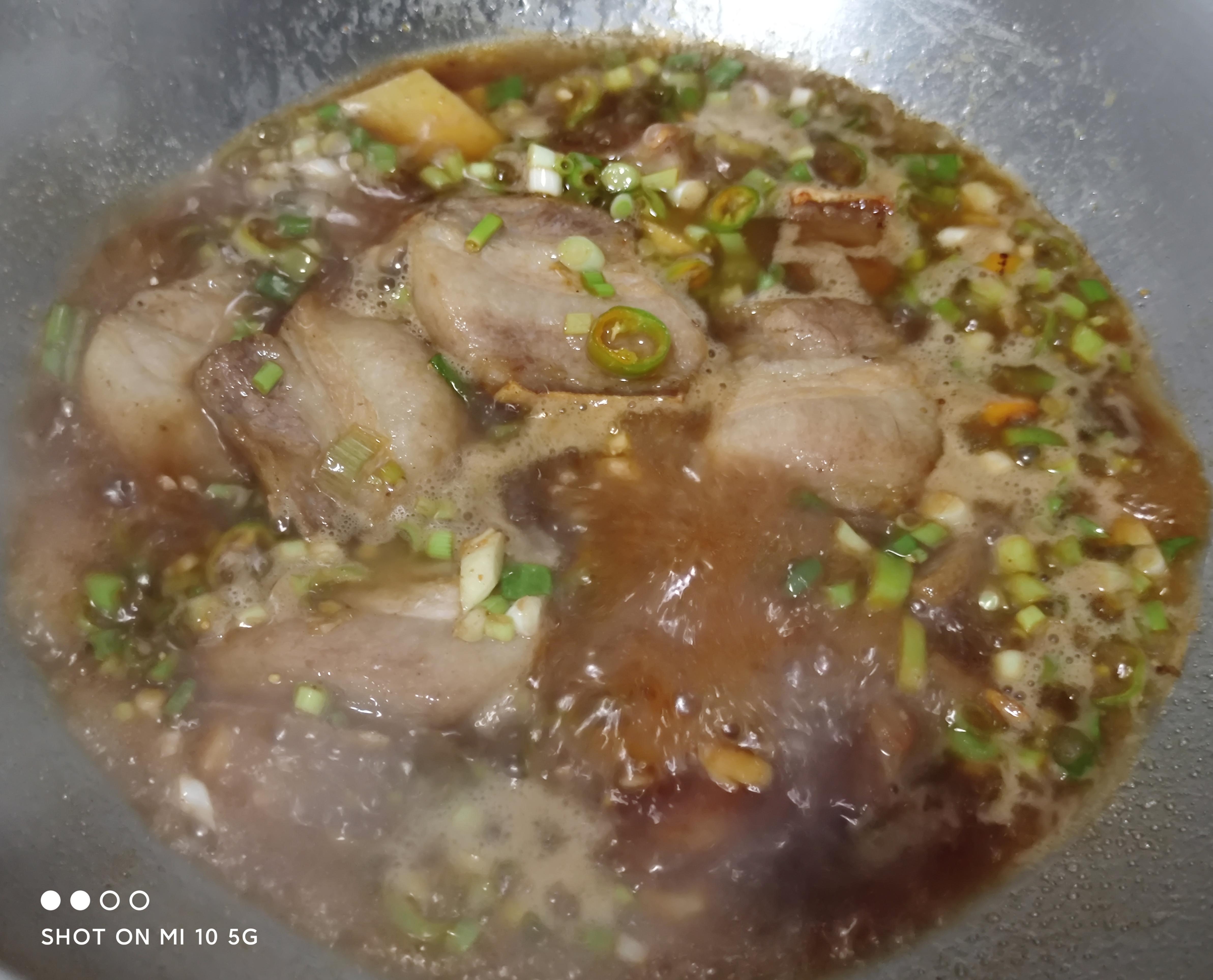 【小飯盒】蒜頭春的美食分享《五花肉豆角燜面》-第5張