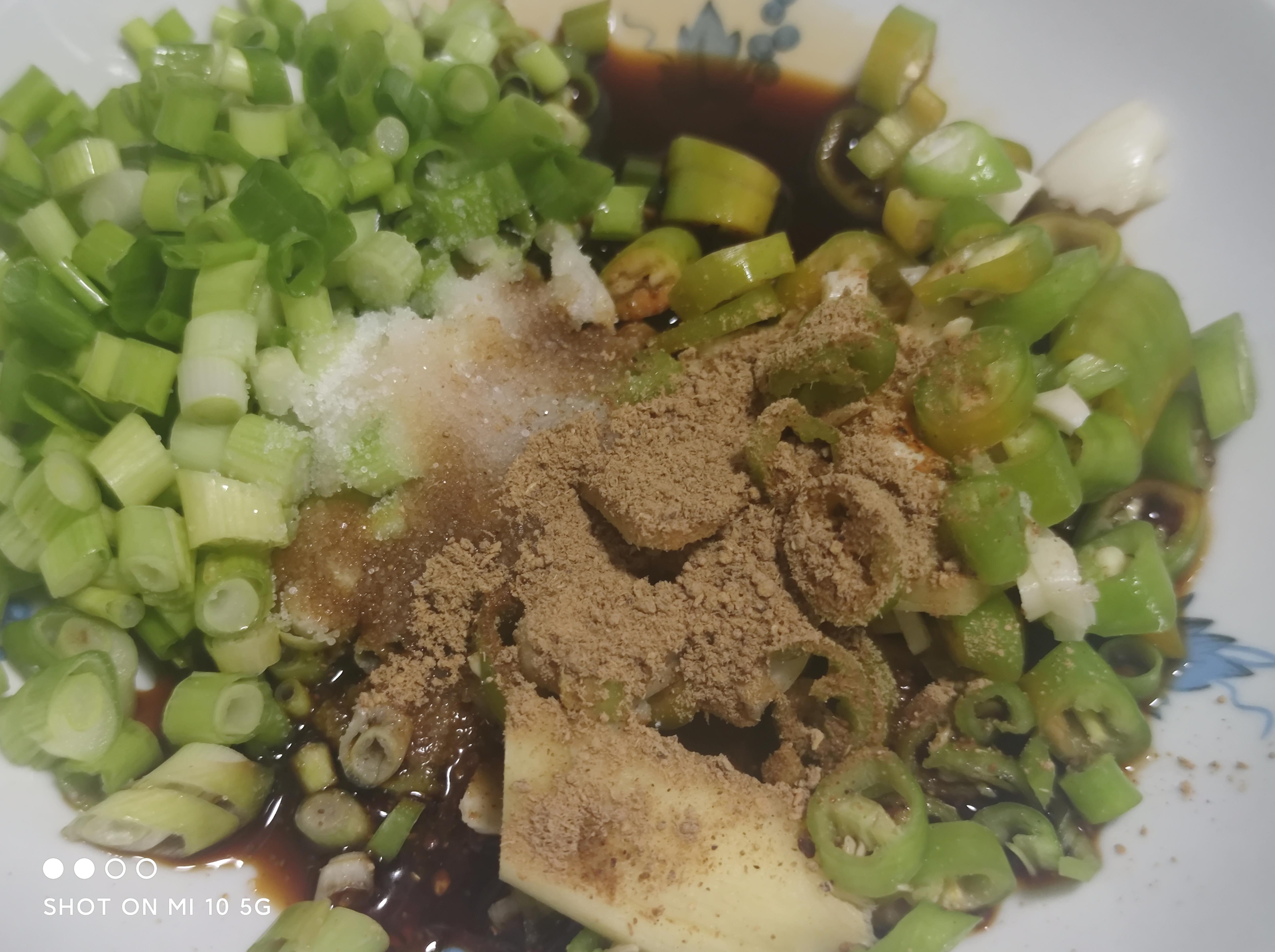 【小飯盒】蒜頭春的美食分享《五花肉豆角燜面》-第1張