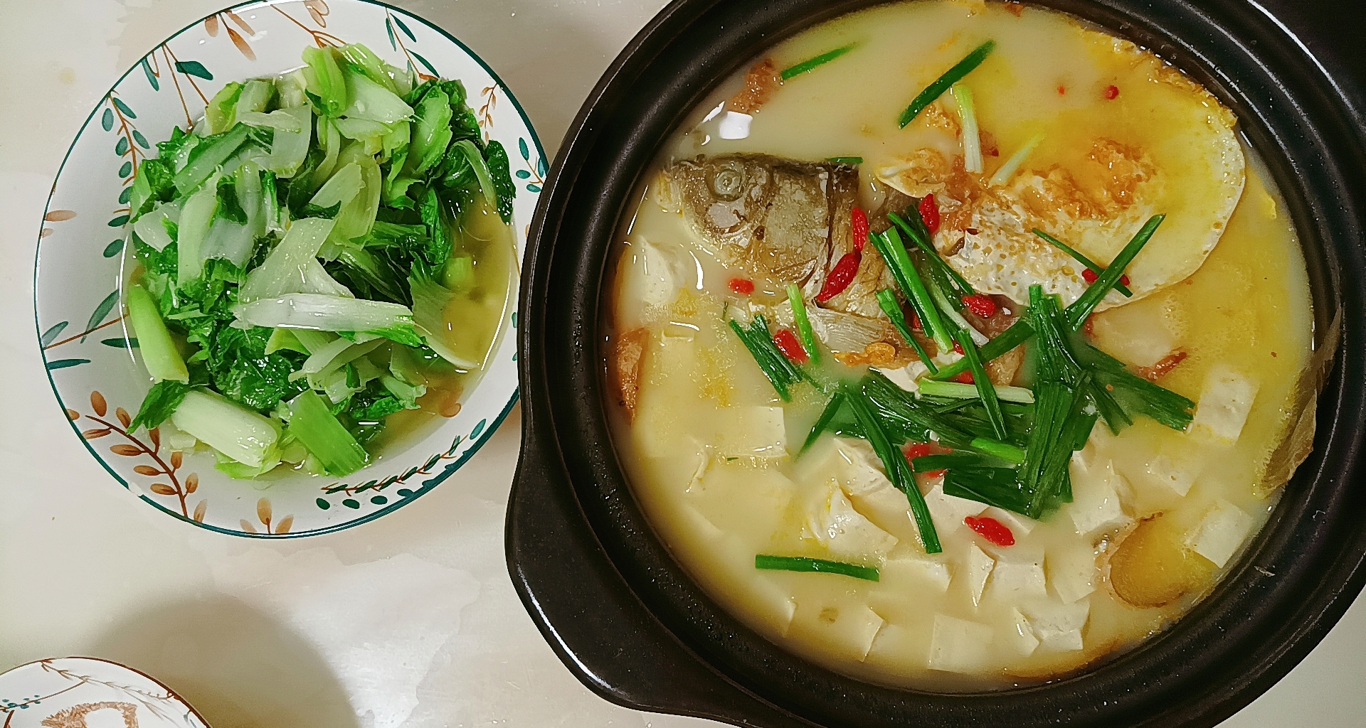 鄰居家送鯽魚 鯽魚豆腐湯