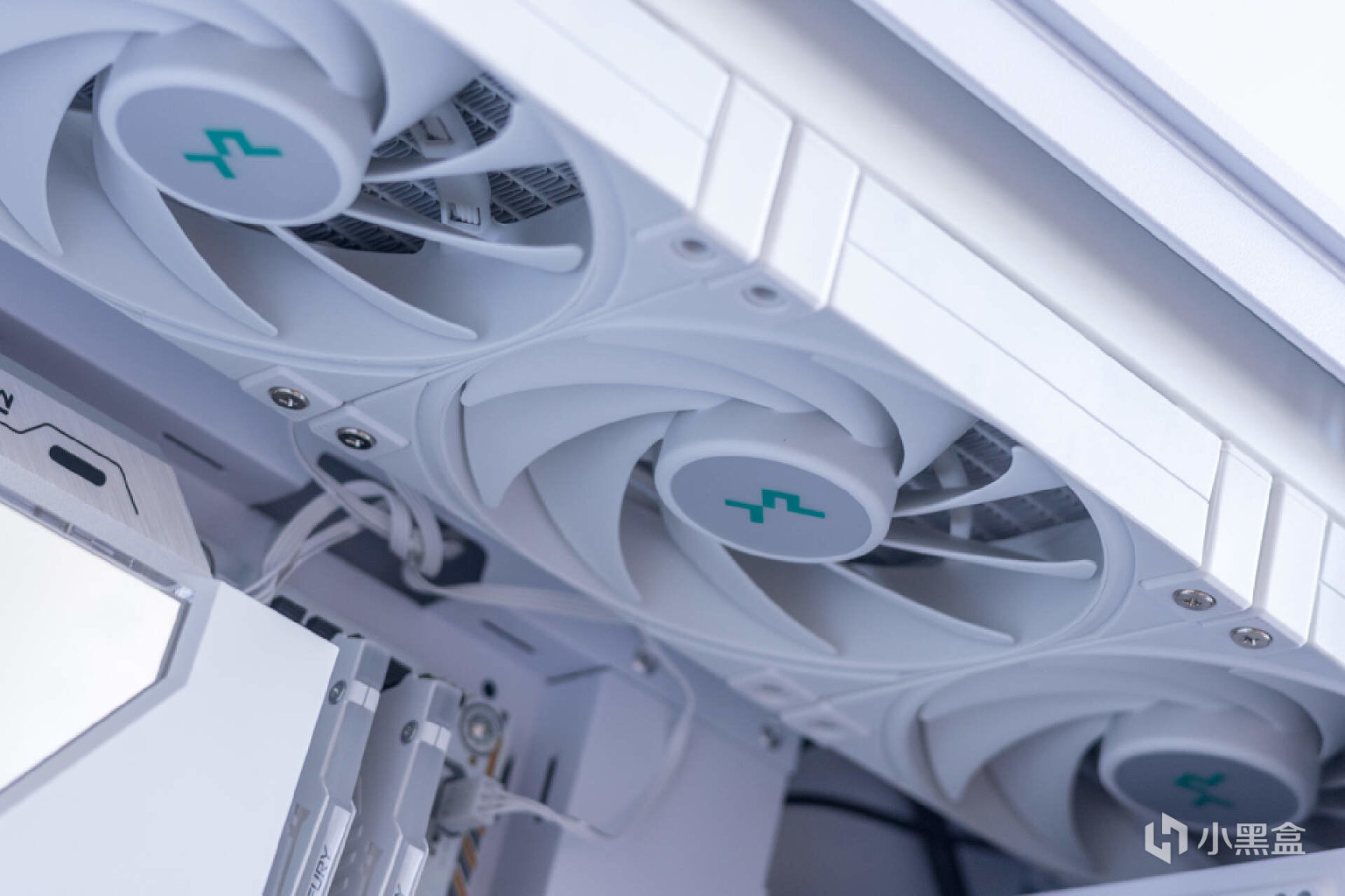 白色主机构建:13代酷睿＋索泰RTX 4070 欧泊白打造Dream PC之旅