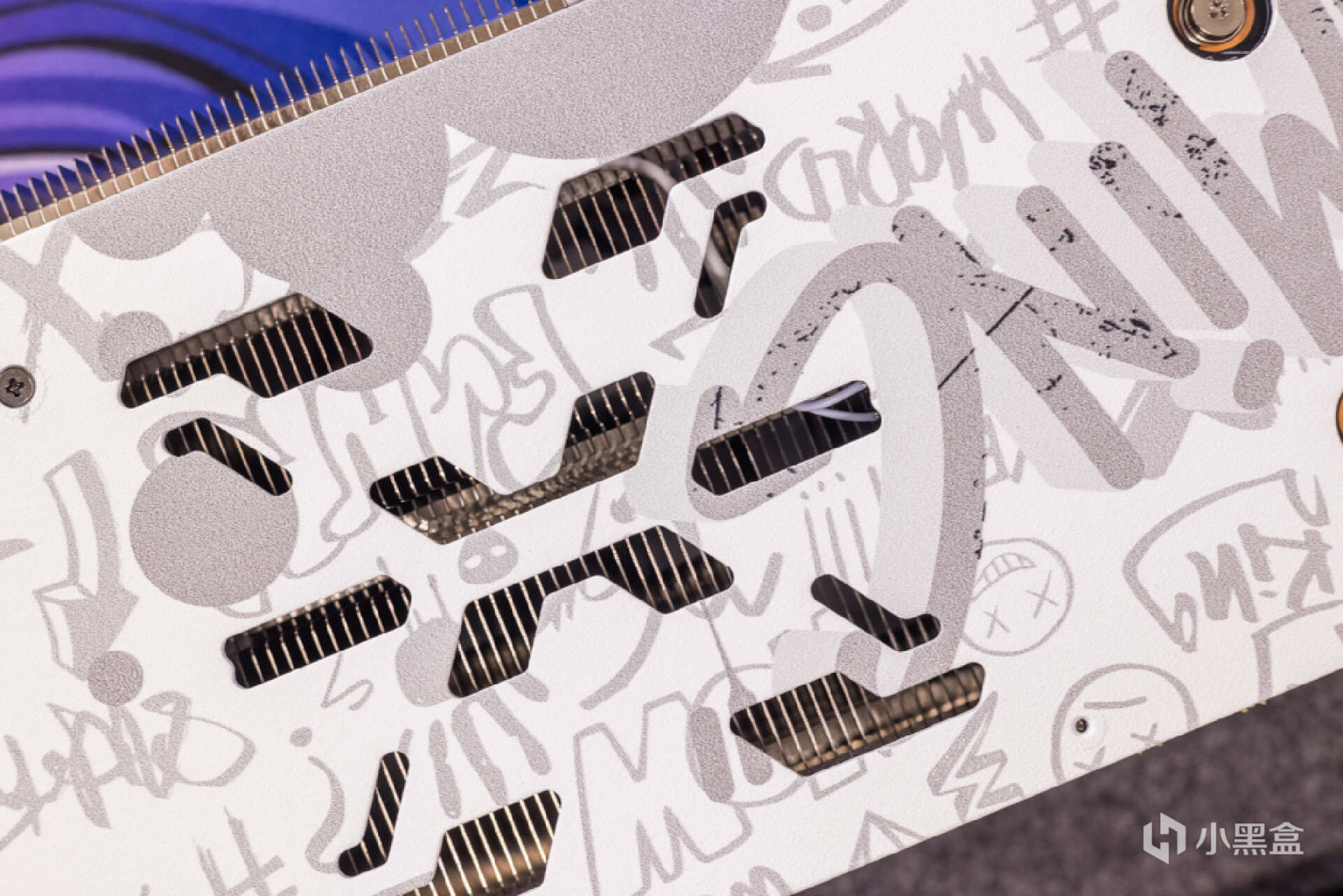 白色主机构建:13代酷睿＋索泰RTX 4070 欧泊白打造Dream PC之旅