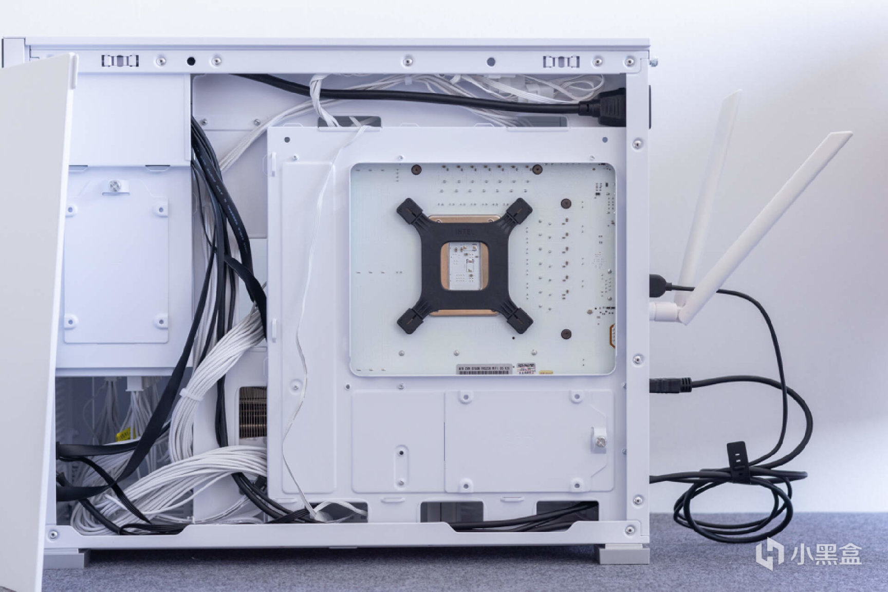 白色主机构建:13代酷睿＋索泰RTX 4070 欧泊白打造Dream PC之旅