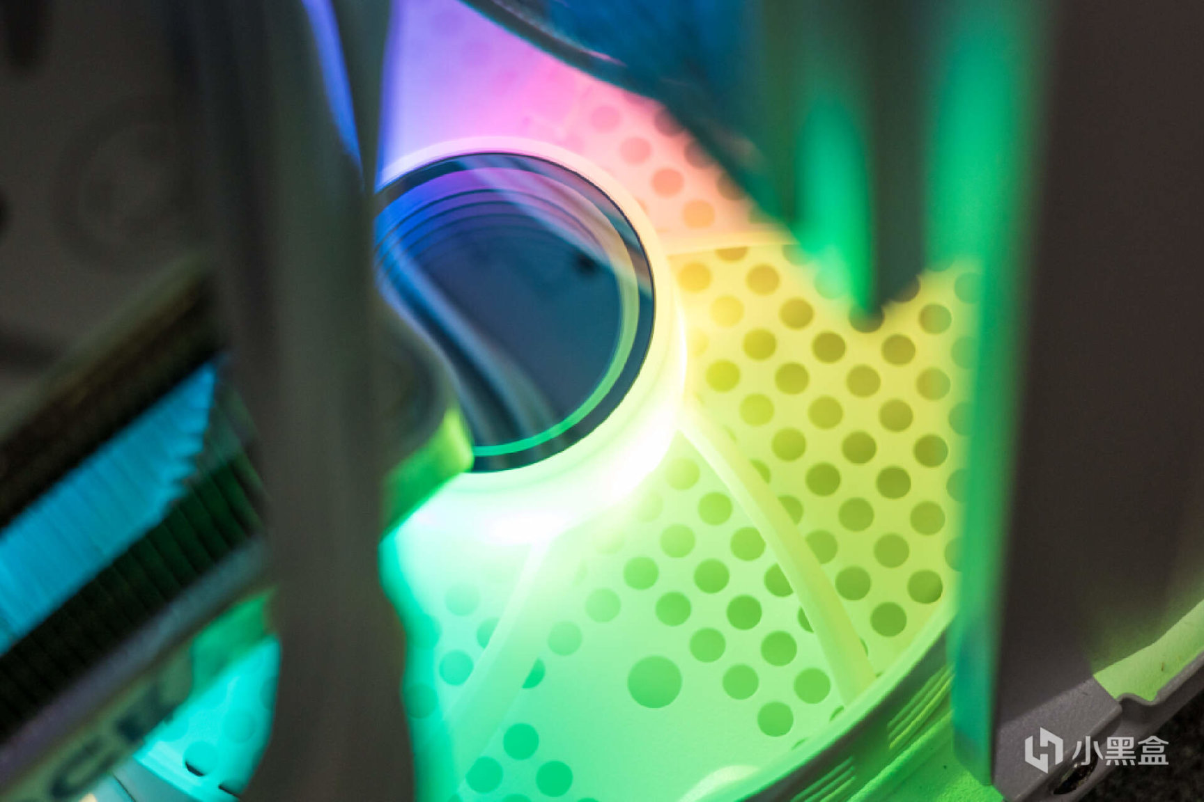 白色主机构建:13代酷睿＋索泰RTX 4070 欧泊白打造Dream PC之旅