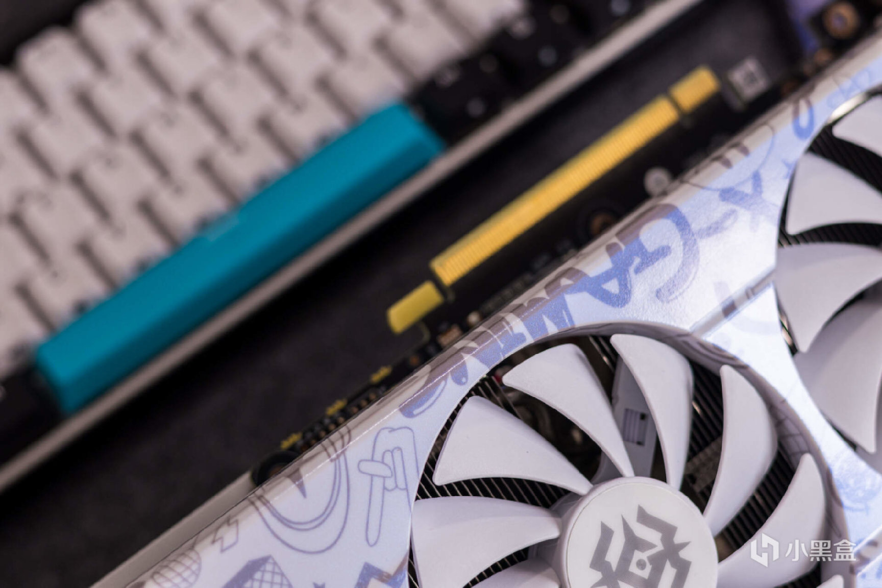 白色主机构建:13代酷睿＋索泰RTX 4070 欧泊白打造Dream PC之旅