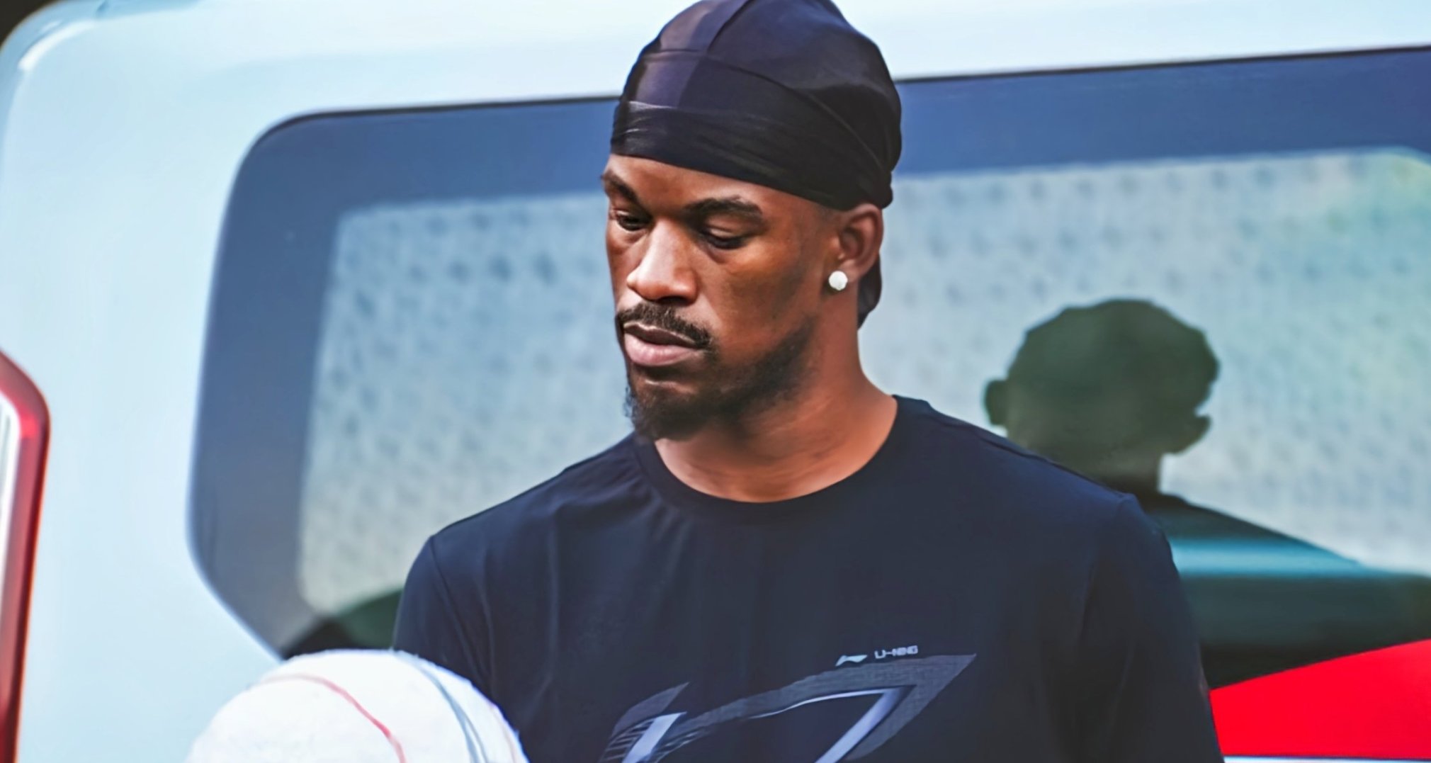 村BA送给巴特勒的特别礼物！棉花篮球！