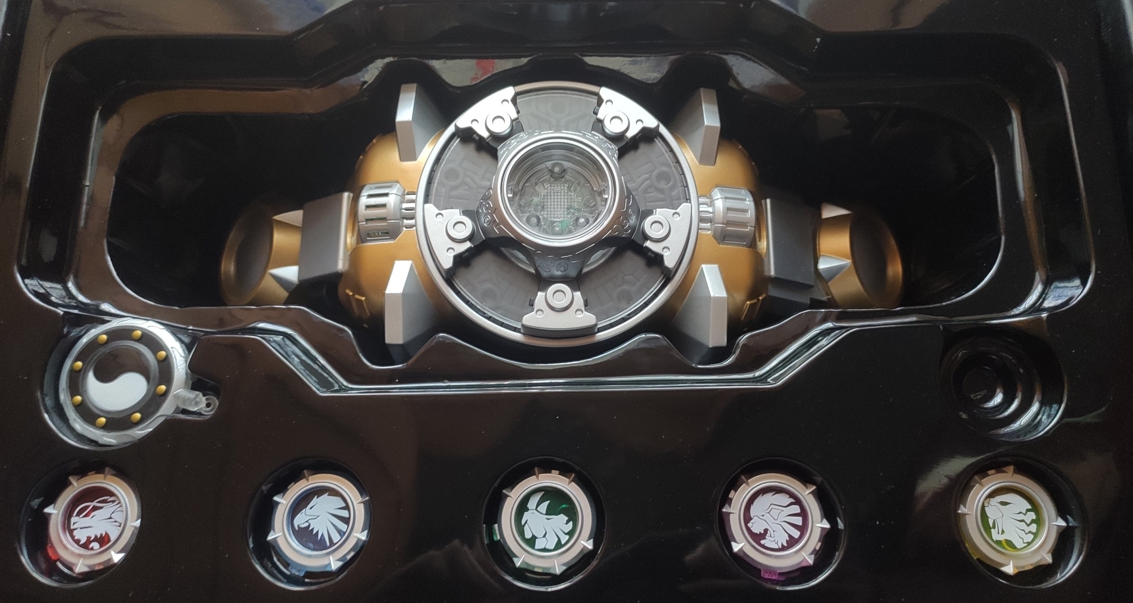 一个成熟的铠甲勇士是不会被过去打败的~帝皇铠甲，合体！