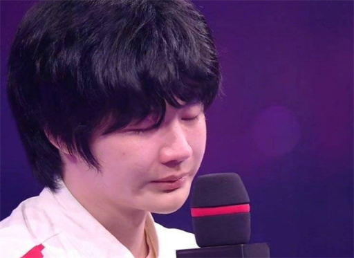 【英雄联盟】同样是赛后落泪，刘青松台上哭台下笑，乌兹却是场上笑，休息室哭-第0张