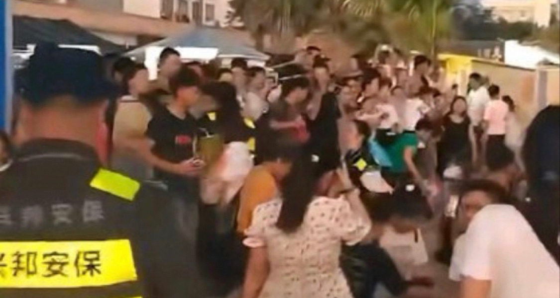 北海遊客被大量不明生物咬傷！