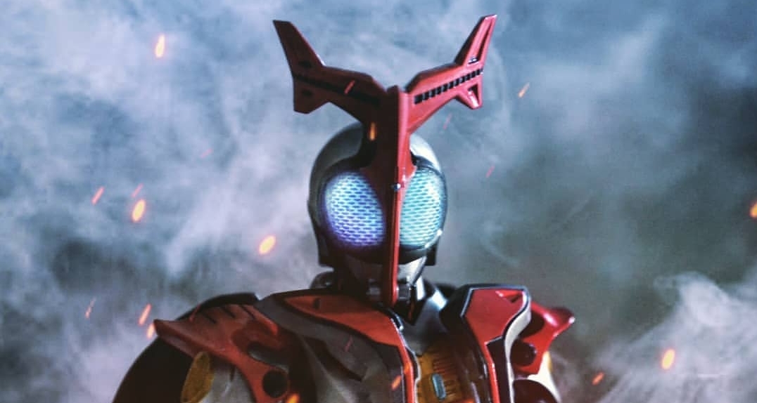 以假面掩蓋悲傷，行騎士之道