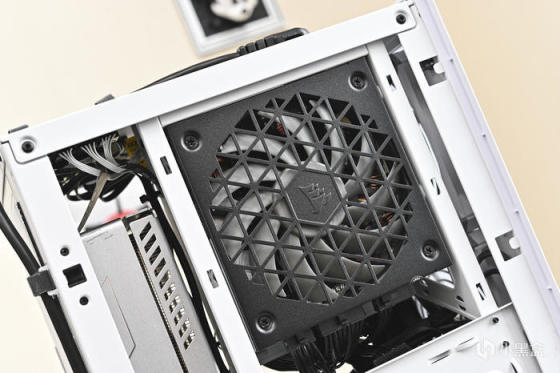 七彩虹 B760I+影驰 4070+海盗船 2000D AF RGB 装机展示