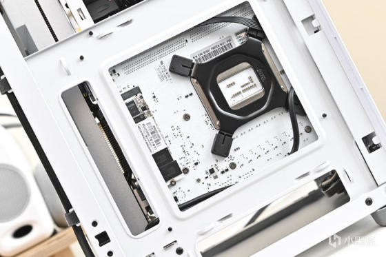 七彩虹 B760I+影驰 4070+海盗船 2000D AF RGB 装机展示