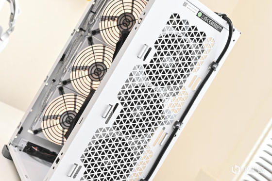 七彩虹 B760I+影驰 4070+海盗船 2000D AF RGB 装机展示