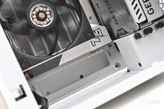 七彩虹 B760I+影驰 4070+海盗船 2000D AF RGB 装机展示