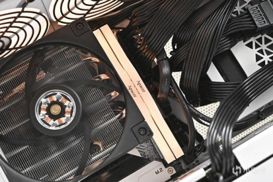 七彩虹 B760I+影驰 4070+海盗船 2000D AF RGB 装机展示