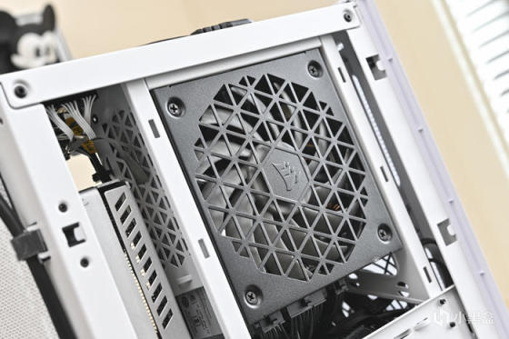 七彩虹 B760I+影驰 4070+海盗船 2000D AF RGB 装机展示