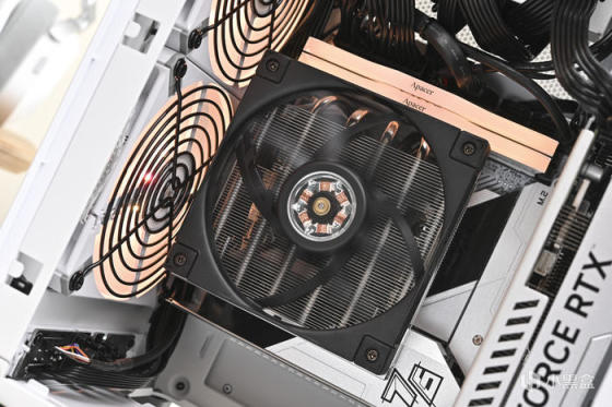 七彩虹 B760I+影驰 4070+海盗船 2000D AF RGB 装机展示