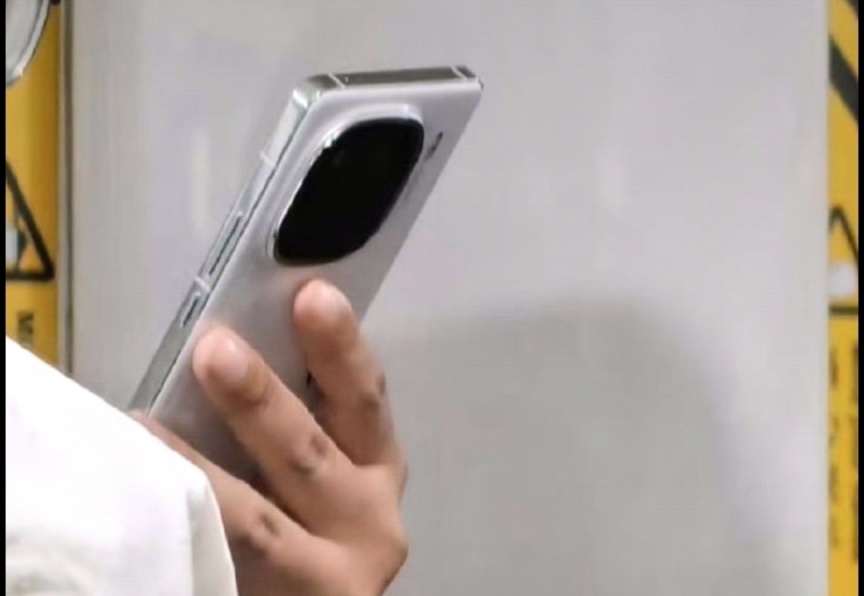 高端成了！这次的IQOO除了刀法精湛竟然还致敬了小米？