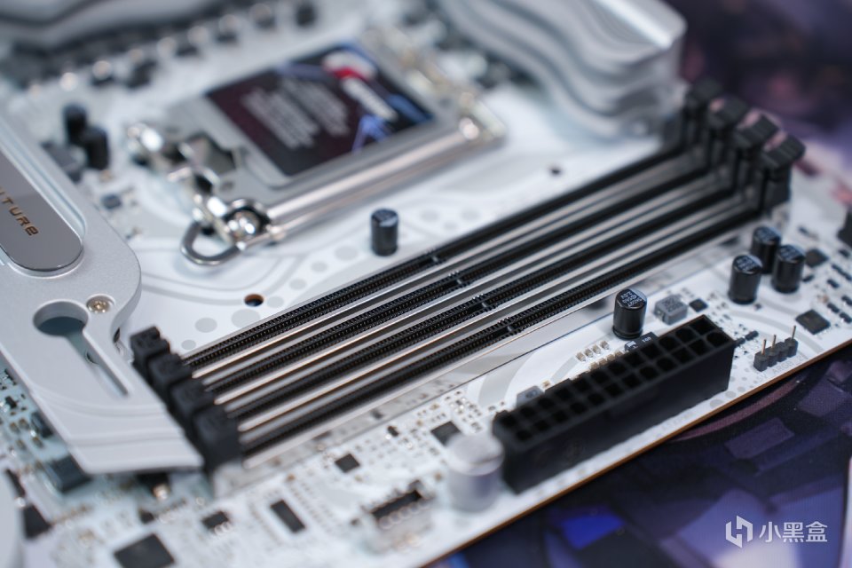 一线品牌看呆！从外观到性能都五五开？七彩虹Z790 D5 FLOW实测