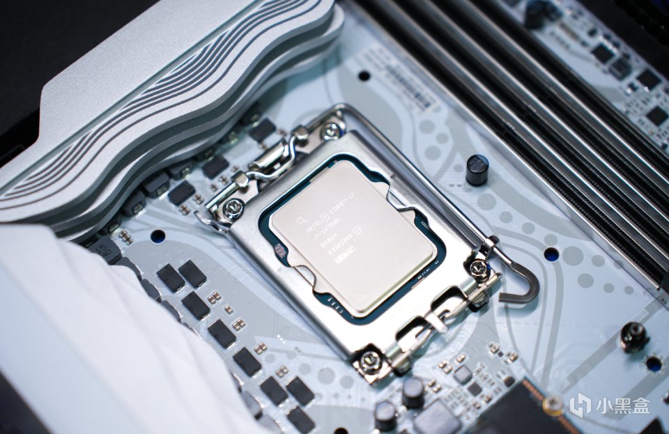 一线品牌看呆！从外观到性能都五五开？七彩虹Z790 D5 FLOW实测