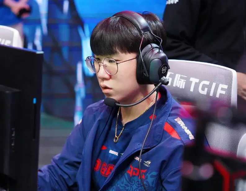 【英雄联盟】Ruler调侃faker：没有他的电话，打完比赛就被当陌生人-第1张