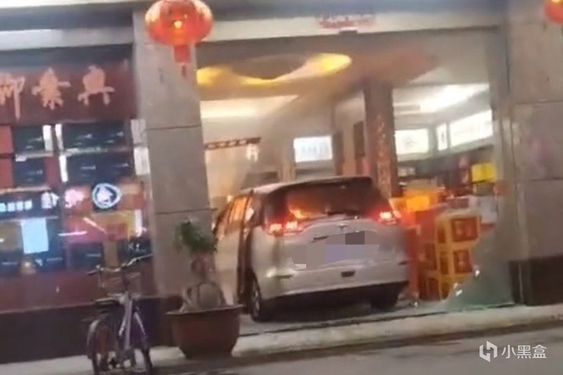 【原神】廣東汕頭一車開進沿街店鋪後發生火災，目擊者稱有車輛到達現場