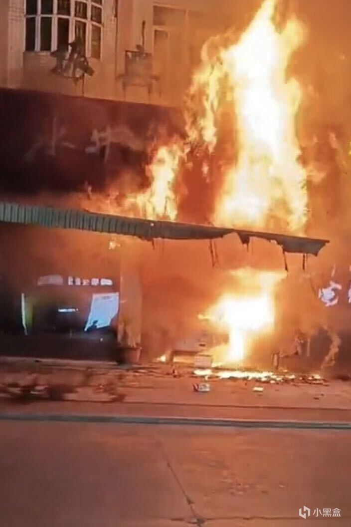 【原神】广东汕头一车开进沿街店铺后发生火灾，目击者称有车辆到达现场-第1张