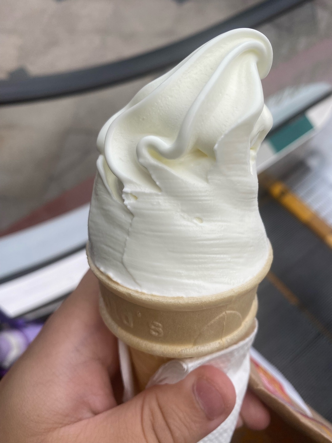 【小饭盒】夏天吃脆皮圆筒冰淇淋的技巧-第1张