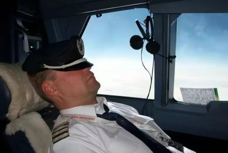 机长睡醒一看，副机长居然还在睡