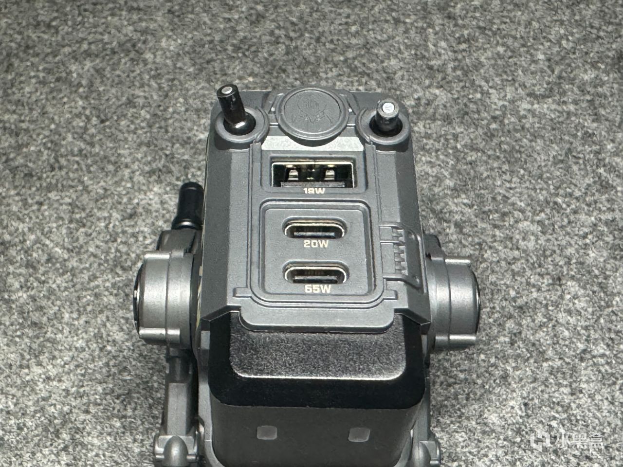 能玩又能充，满足男孩的幻想——重力星球狗氮65W氮化镓适配器