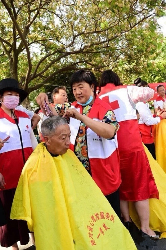 身处逆境却依旧照亮他人，义务理发15年，用坏17把理发刀-第1张