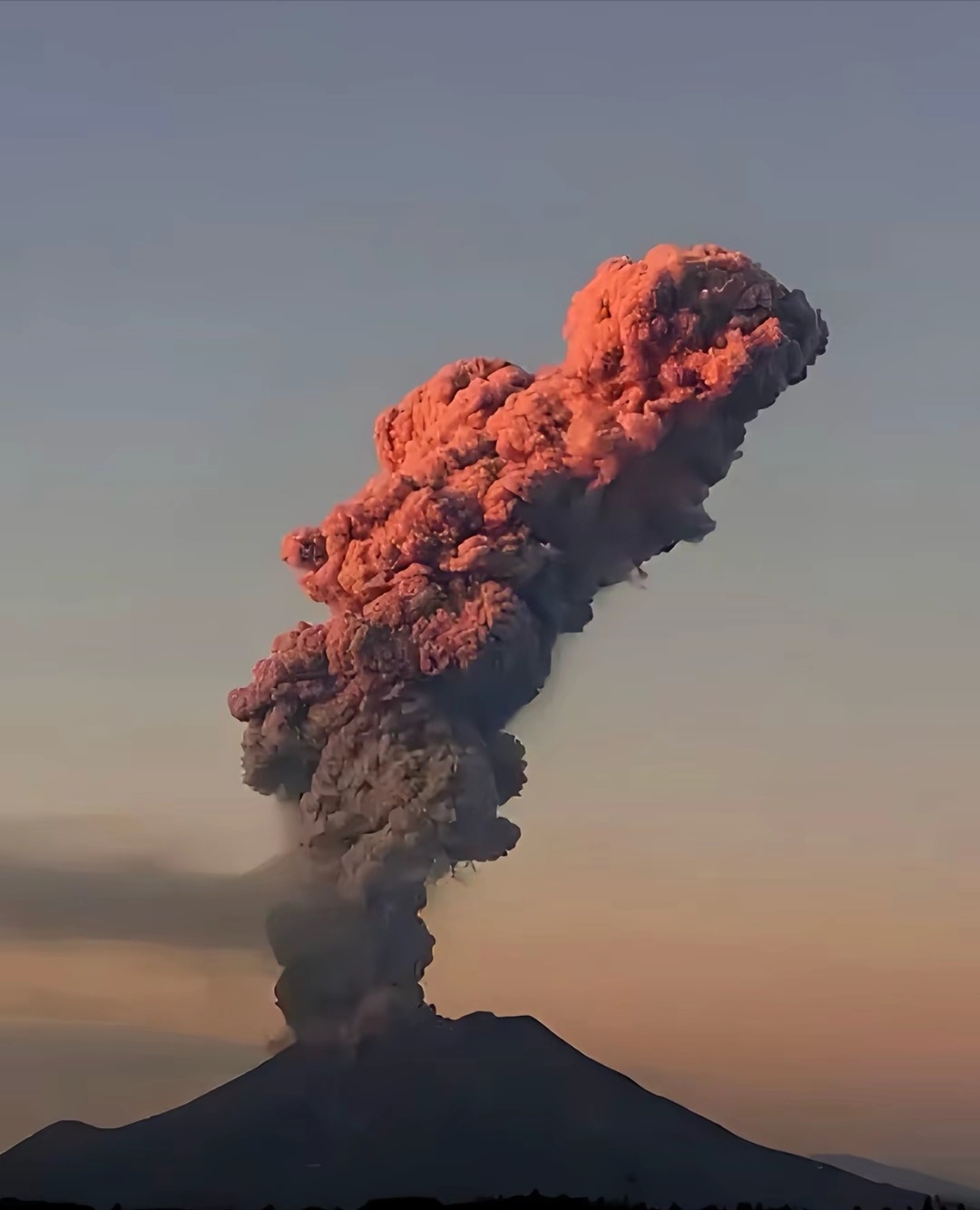 日本櫻島火山爆發