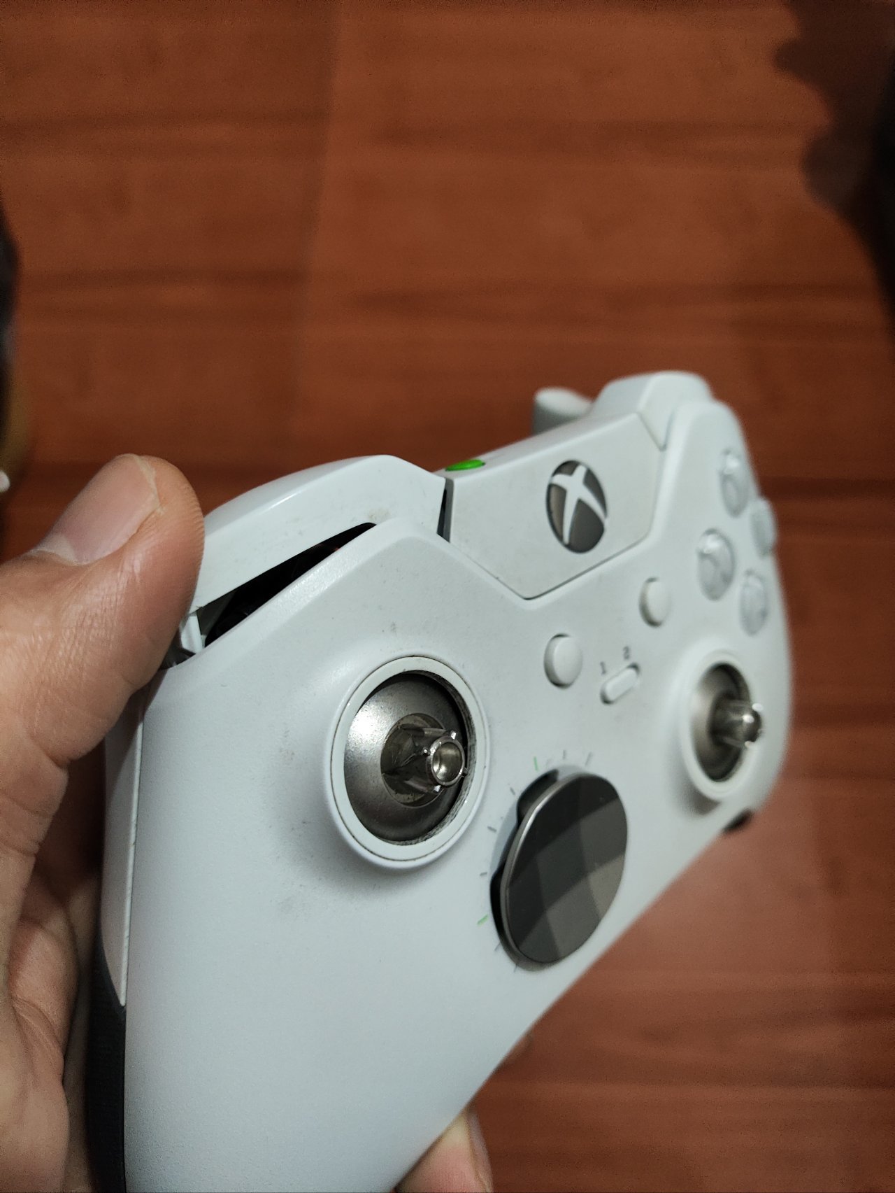 xbox精英手柄換殼過程，給想換殼的小夥伴傳授一點經驗。