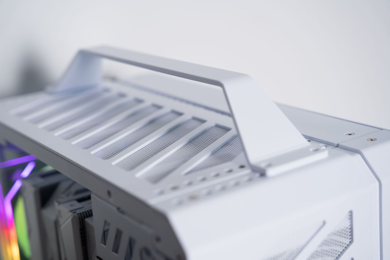 老妈问我为什么行李箱里一件衣服都没有，只有一台破电脑