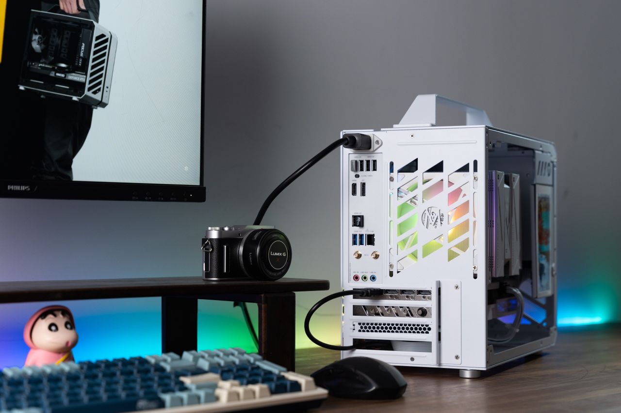 老妈问我为什么行李箱里一件衣服都没有，只有一台破电脑