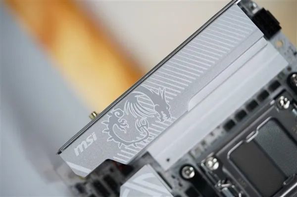 技嘉经典超频主板回归！竟然有超级复古PS/2接口