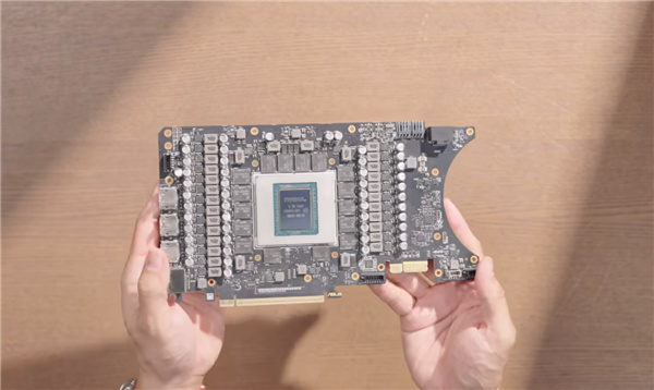 【球盟会】显存只剩24GB!再割一刀的RTX 5090DD来了:降价不可能