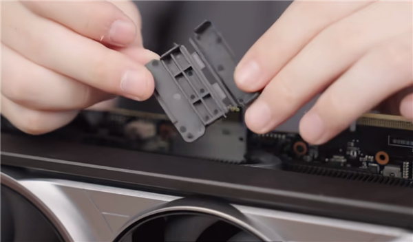 【球盟会】显存只剩24GB!再割一刀的RTX 5090DD来了:降价不可能