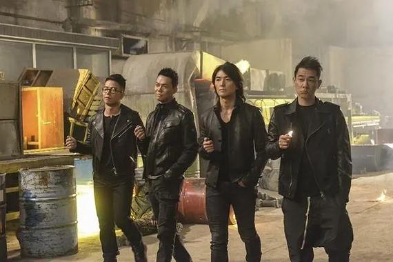 郑伊健美国被偶遇，网友：真是不管多帅，最后都是“赵本山”！