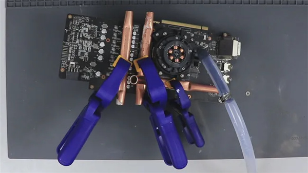 RTX 5090惨烈变砖 PCB都裂了！居然神奇修好 用了3根飞线