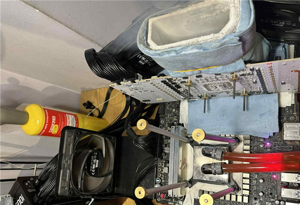 RTX 5090惨烈变砖 PCB都裂了！居然神奇修好 用了3根飞线