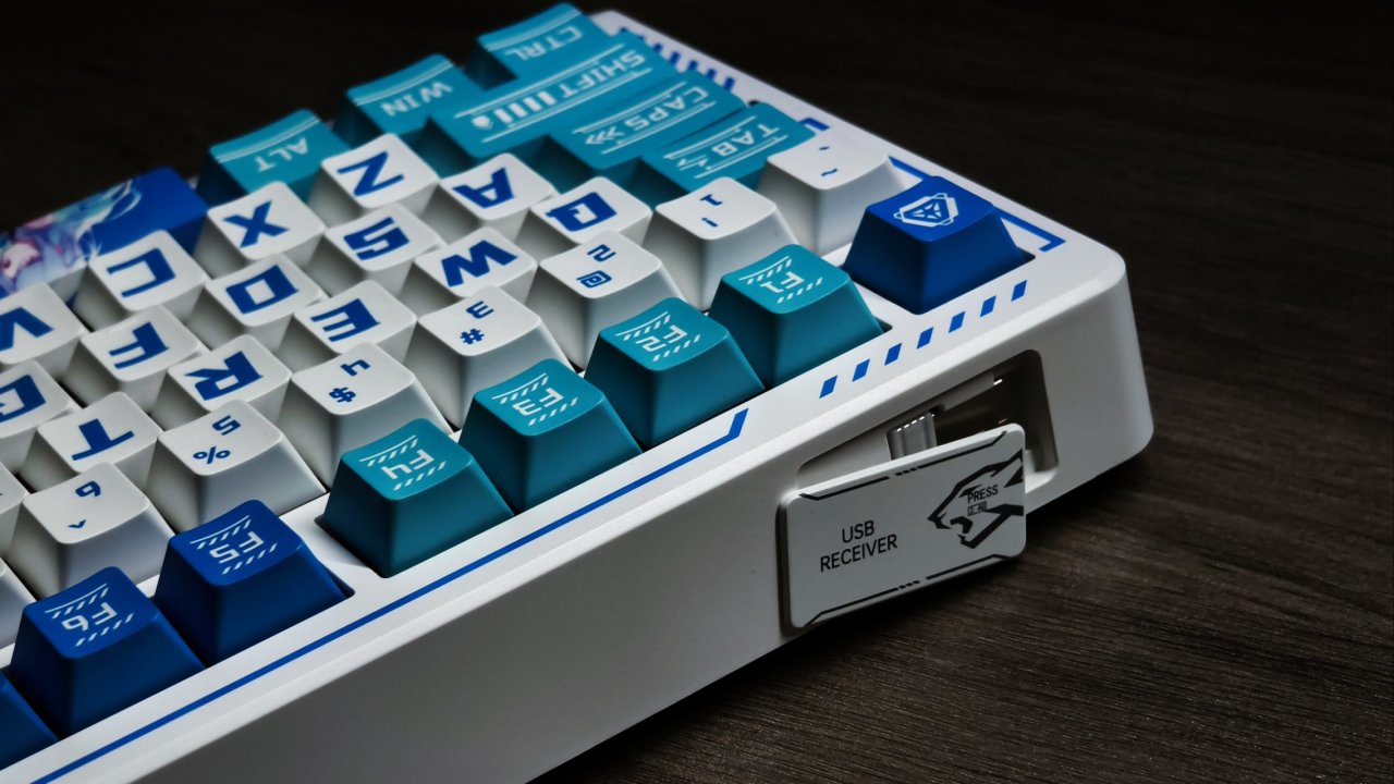 200块钱给你二次元背板＋1W毫安电池，颜值超高的机械键盘