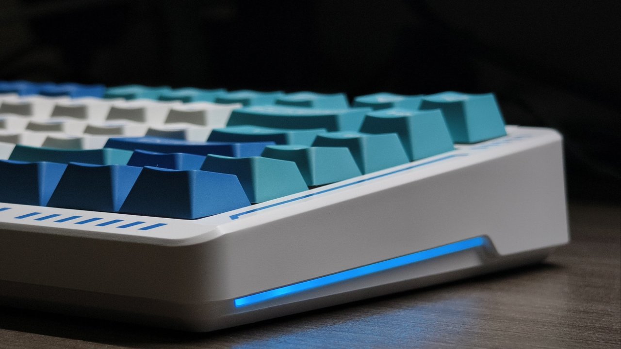200块钱给你二次元背板＋1W毫安电池，颜值超高的机械键盘