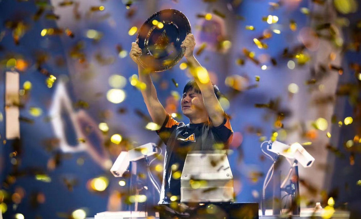 创造历史，EWC街霸6卫冕双冠王！回顾小孩曾卓君夺冠神剧本