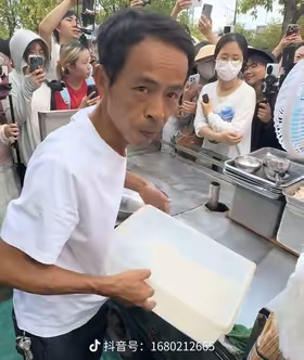 全网四位爆火的小摊老板