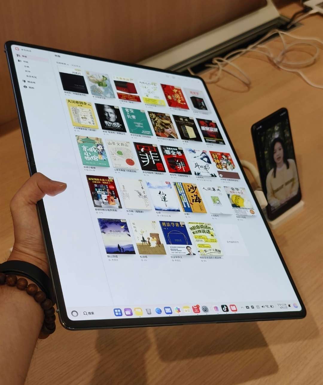 【球盟会】iPhone 折叠屏将采用液态金属铰链，用的是华为供应商