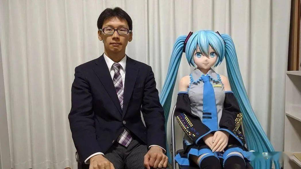 和初音未来结婚的日本小哥，迎来结婚四周年纪念，带着“老婆”外出吃大餐……_搜狐网