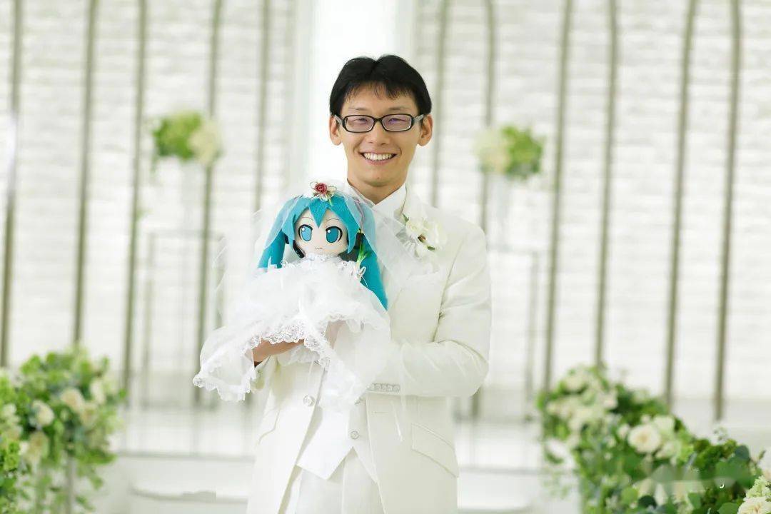 和初音未来结婚的日本小哥，迎来结婚四周年纪念，带着“老婆”外出吃大餐……_搜狐网