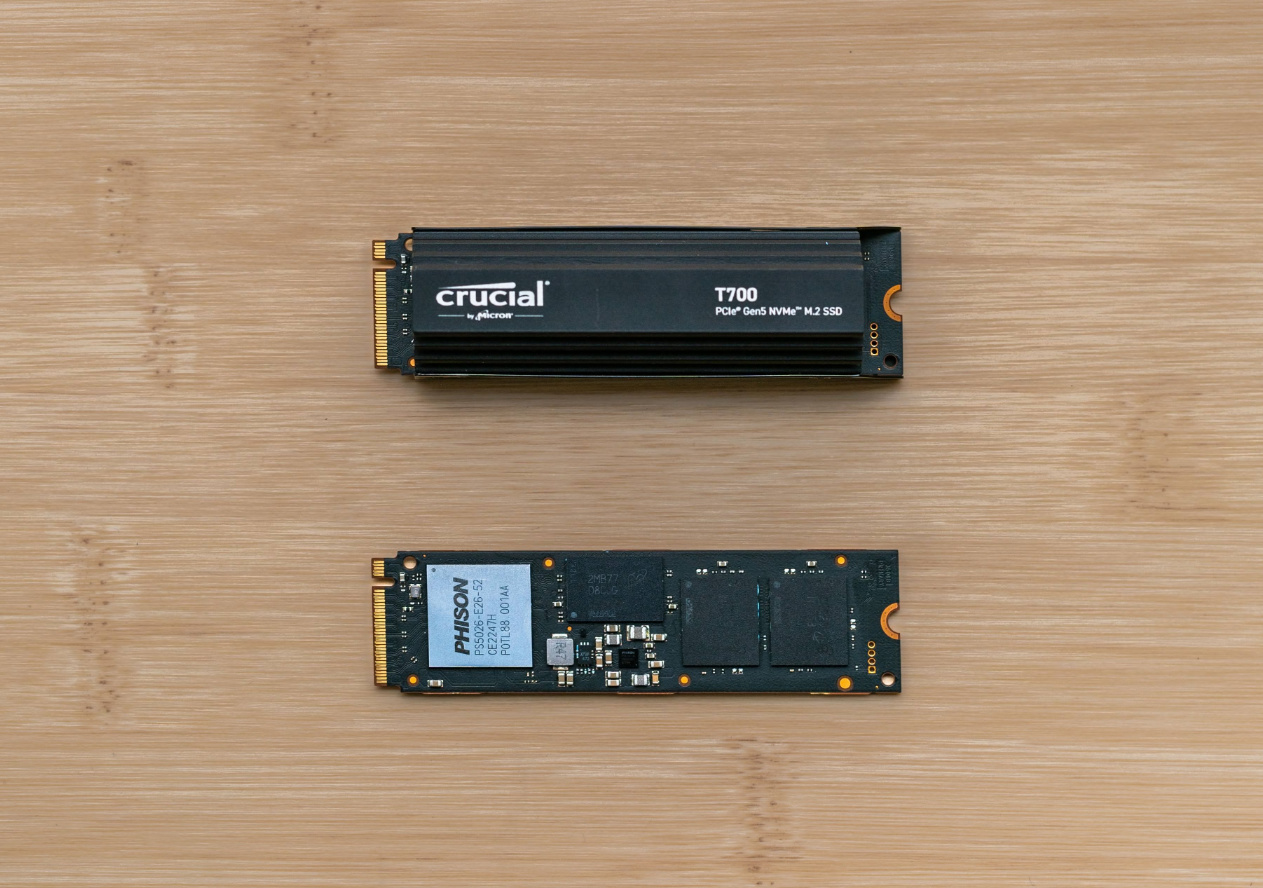 美光英睿达 T700 PCIe 5.0 SSD 去掉散热器也能用