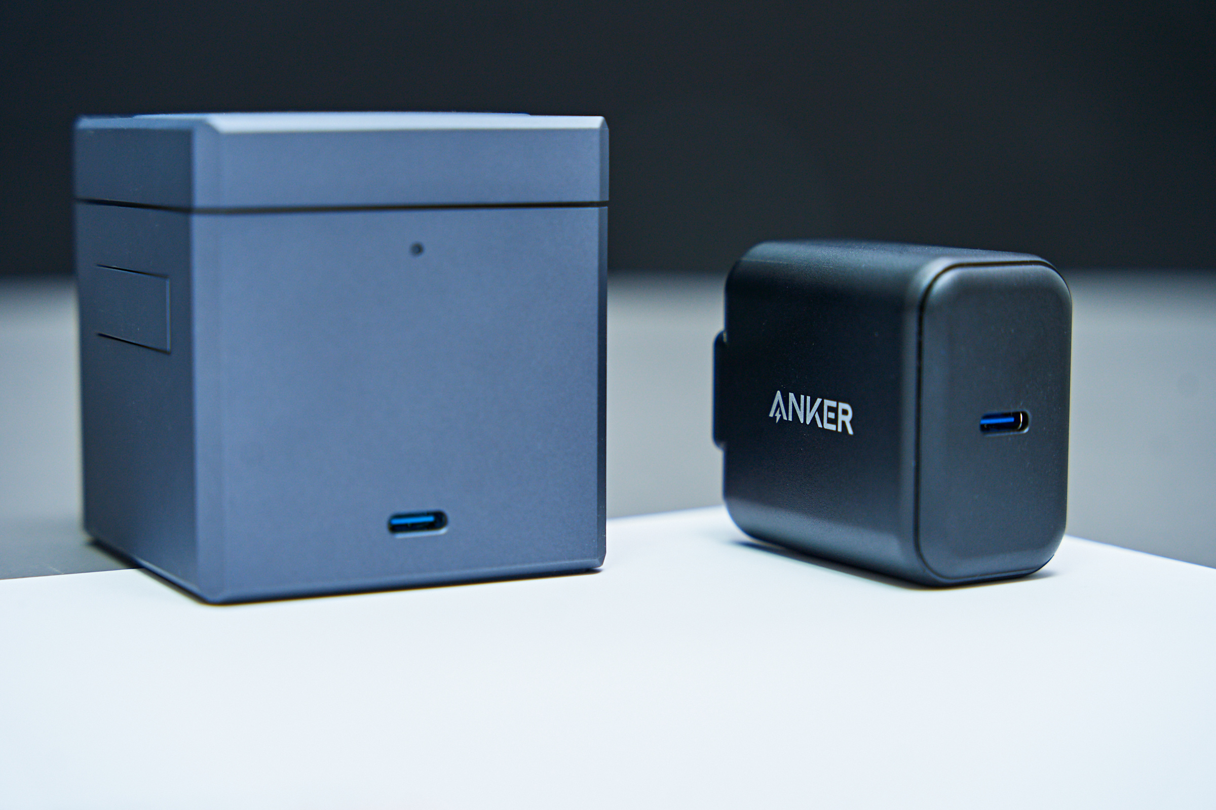 千元充电器？安克Anker磁力魔方一线解决苹果全家桶充电难题